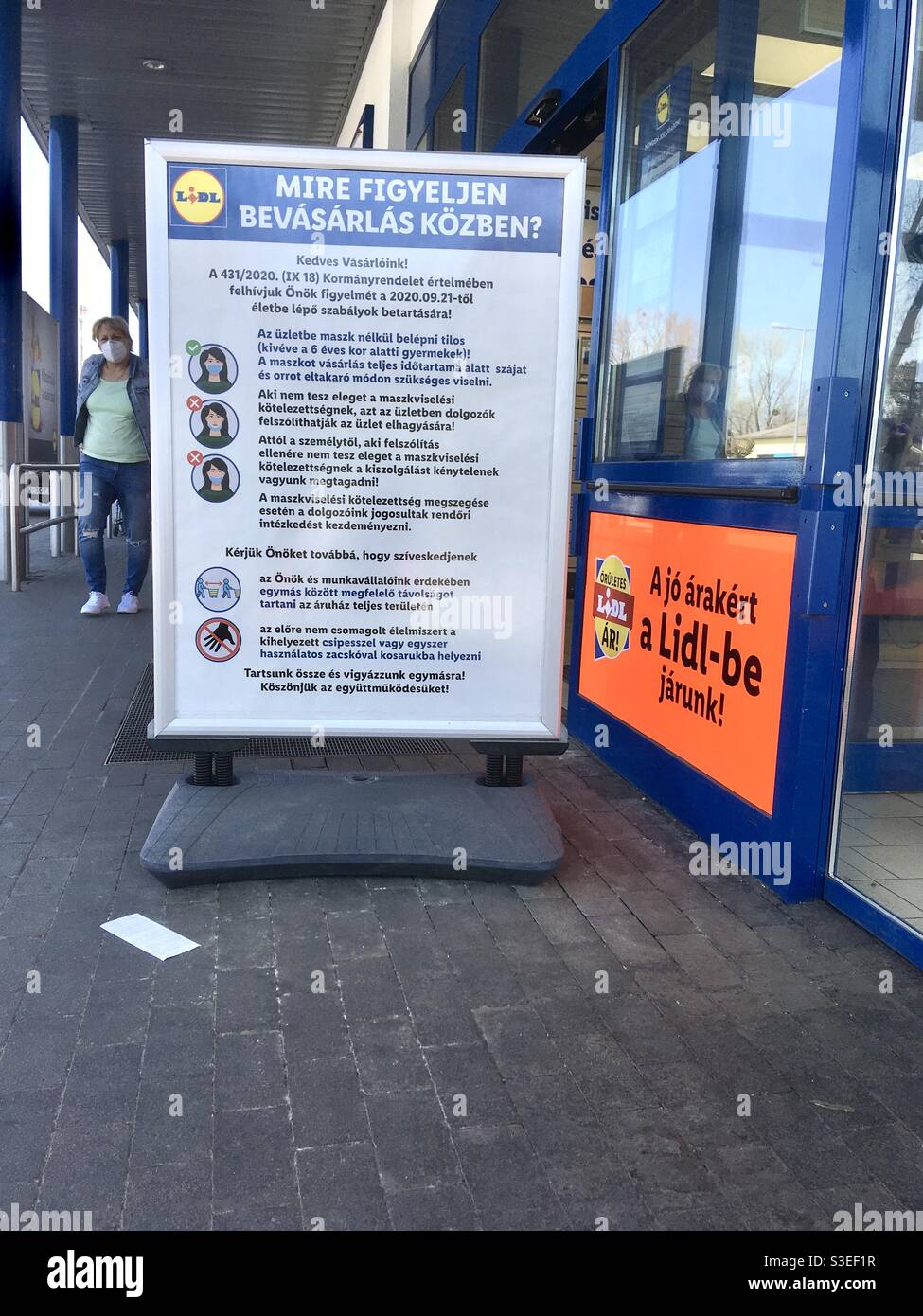 Brett mit Anweisungen über COVID19 vor dem Supermarkt LIDL, Sopron, Ungarn Stockfoto