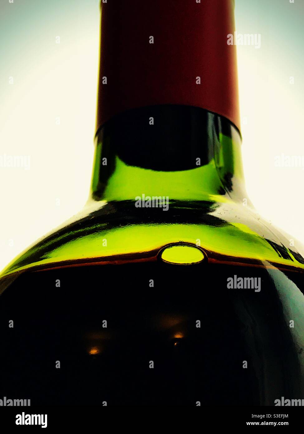 Rotwein-Flasche mit Blase Stockfoto