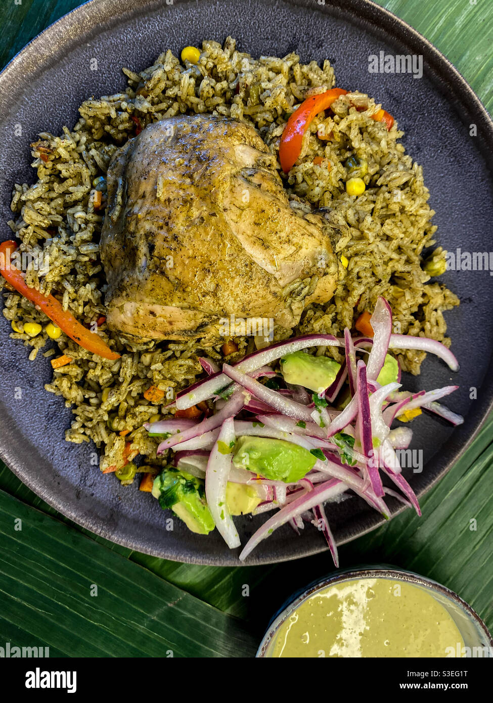 Arroz con pollo peruano/ peruanisches Huhn und Reis Stockfoto
