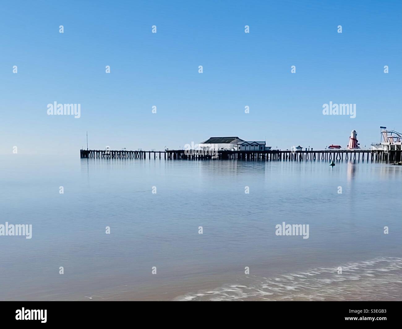 Verlassene Pier in Clacton on Sea, Essex an einem warmen Frühlingstag während der COVID-19 Pandemie-Sperre - Smartphone-aufgenommenes Stockfoto