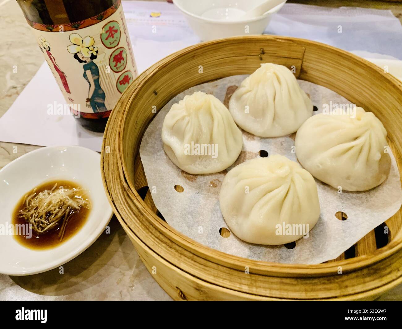Ein dampfender Korb aus Bambus von Xiaolongbao. Stockfoto