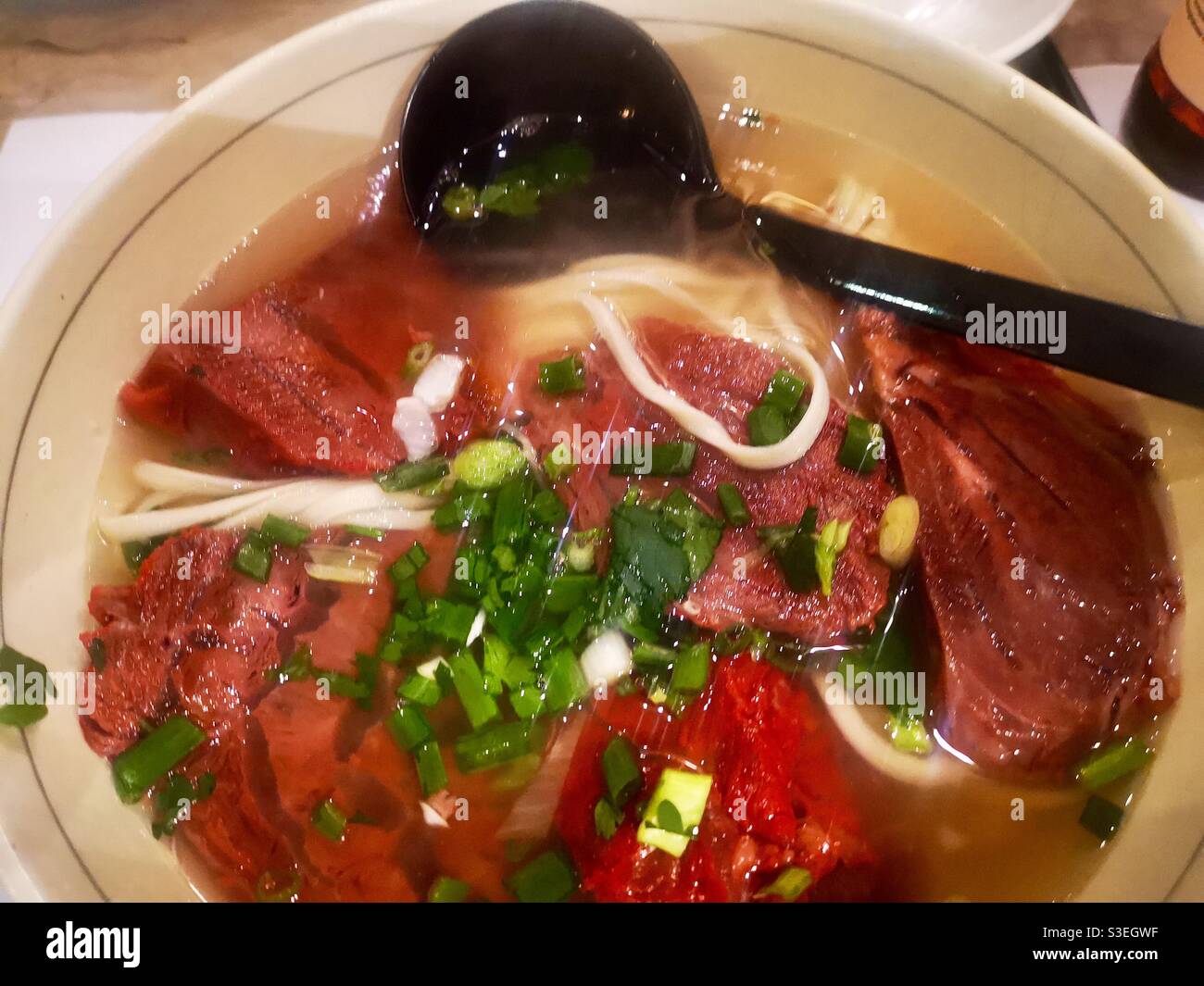 Chinesische Rindfleischsuppe mit handgezogenen Nudeln. Stockfoto