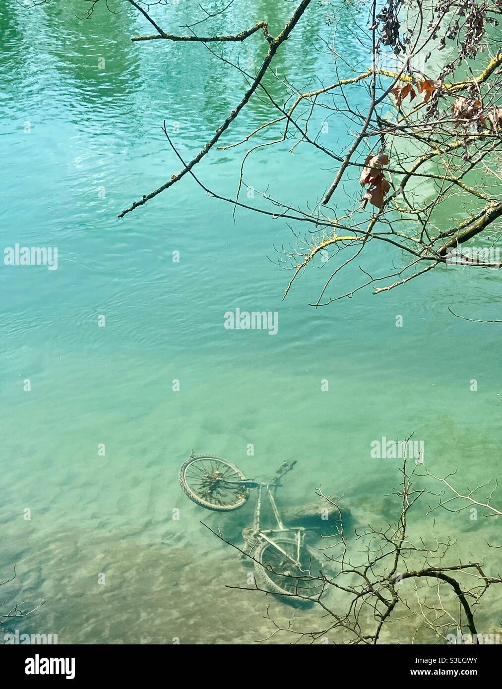 Verlassene Fahrrad in der Arve in Genf. Stockfoto