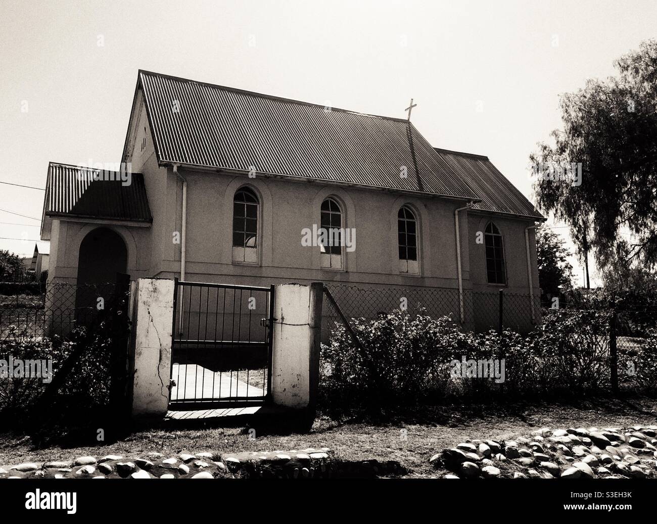 Schwarz-Weiß-Bild einer malerischen Kirche in der kleinen Binnenstadt Hankey, Ostkap, Südafrika - Smartphone-aufgenommenes Stockfoto