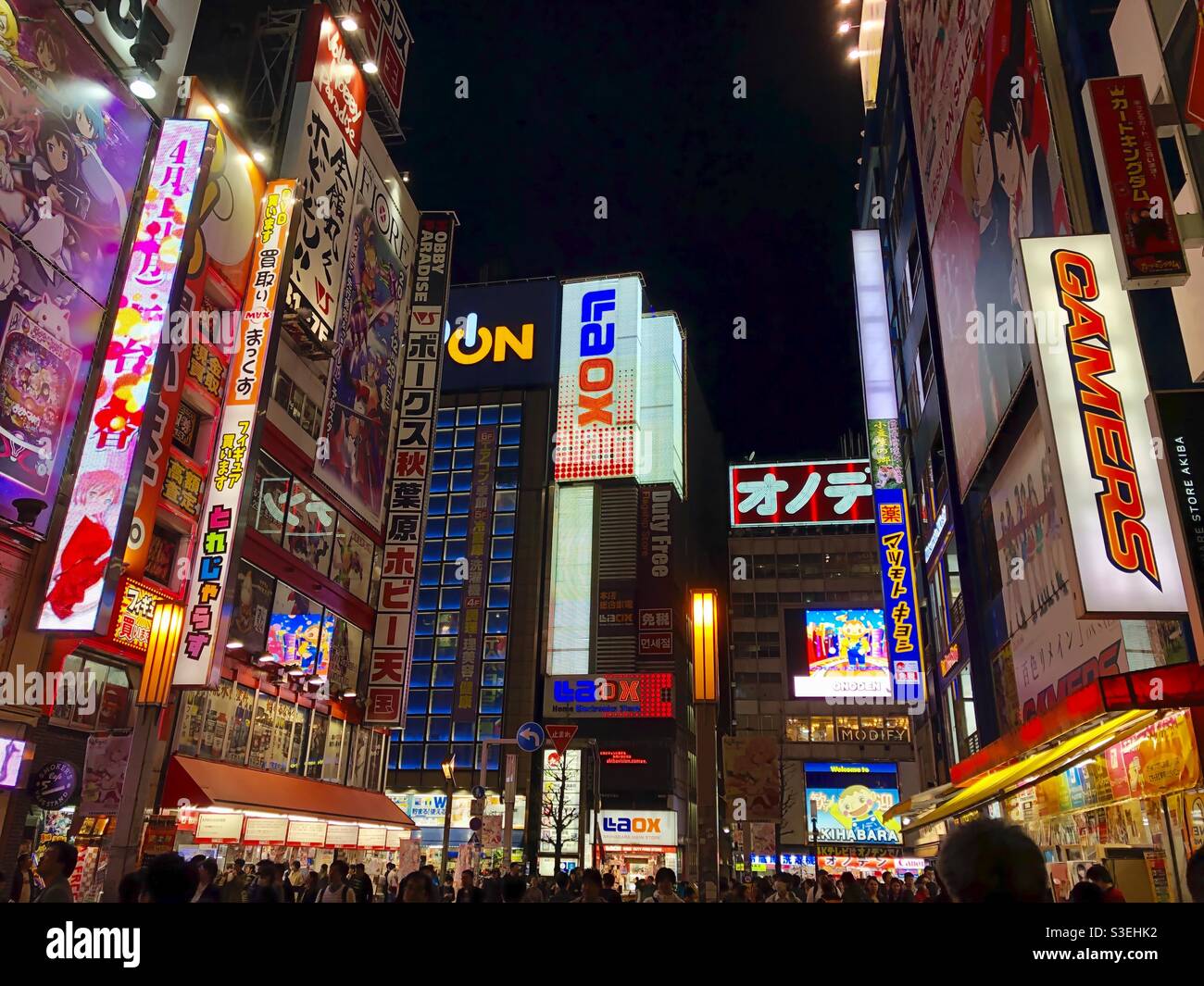 Menschenmenge, die nachts im ikonischen Akihabara-Viertel in Tokio, Japan, ausgehen. Stockfoto