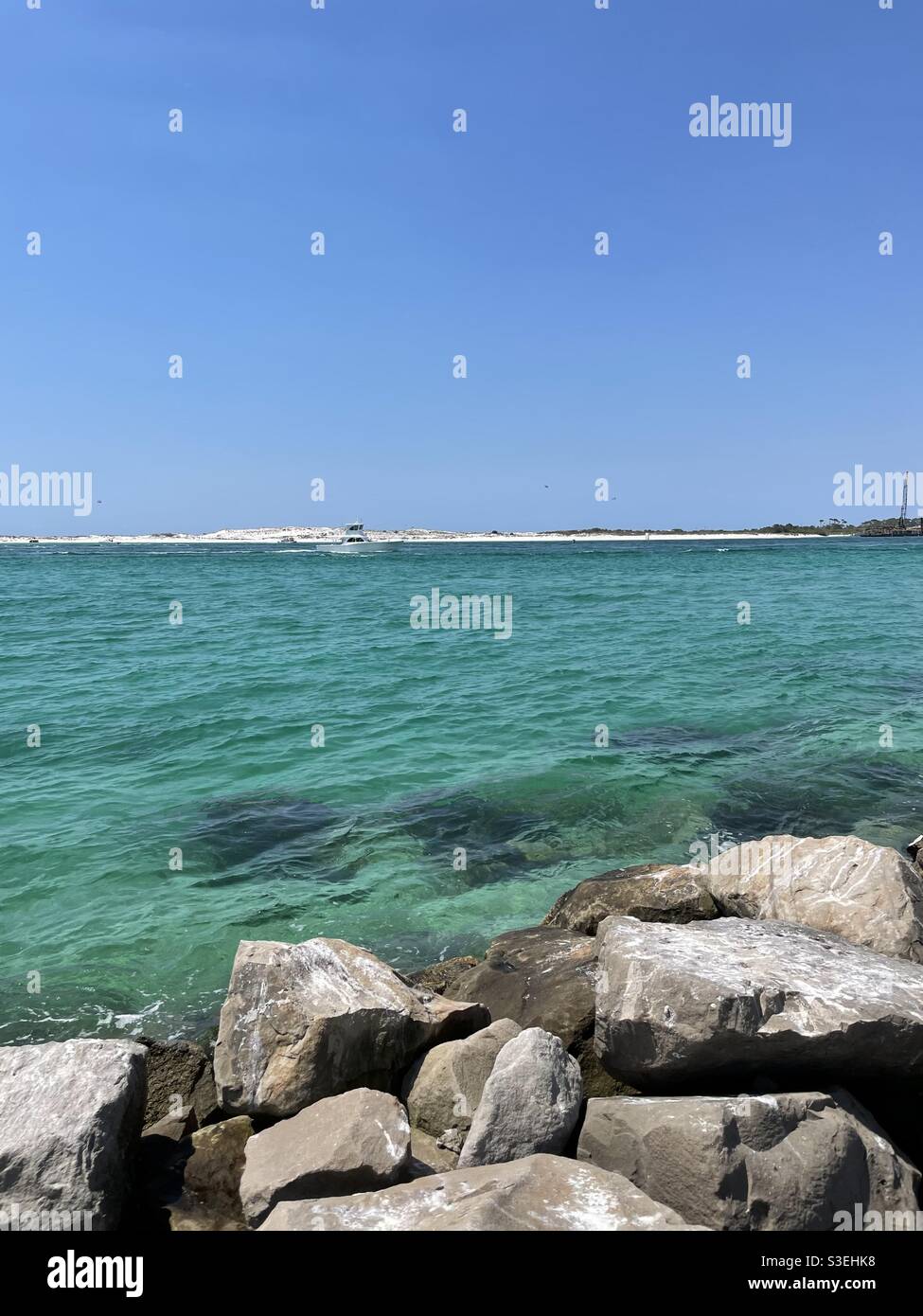 Boot auf tiefem smaragdfarbenen Wasser des Golfs von Mexiko, Florida Stockfoto