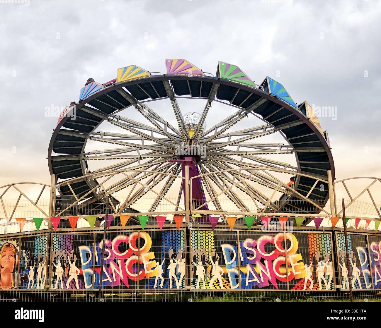 Farbenfrohe Disco Dance-Fahrt auf einem Messegelände Stockfoto