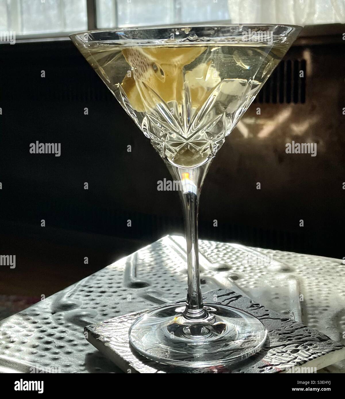 Extra trockene martini-Rückseite in einem Kristall-martini-Glas beleuchtet  Stockfotografie - Alamy