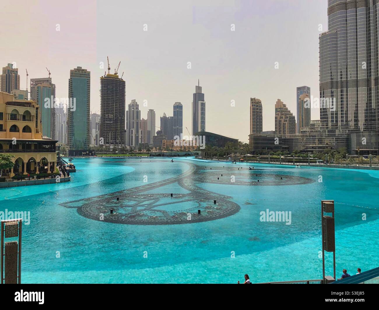 Moderne Gebäude rund um den Dubai Fountain vor der Dubai Mall, VAE. - Smartphone-aufgenommenes Stockfoto
