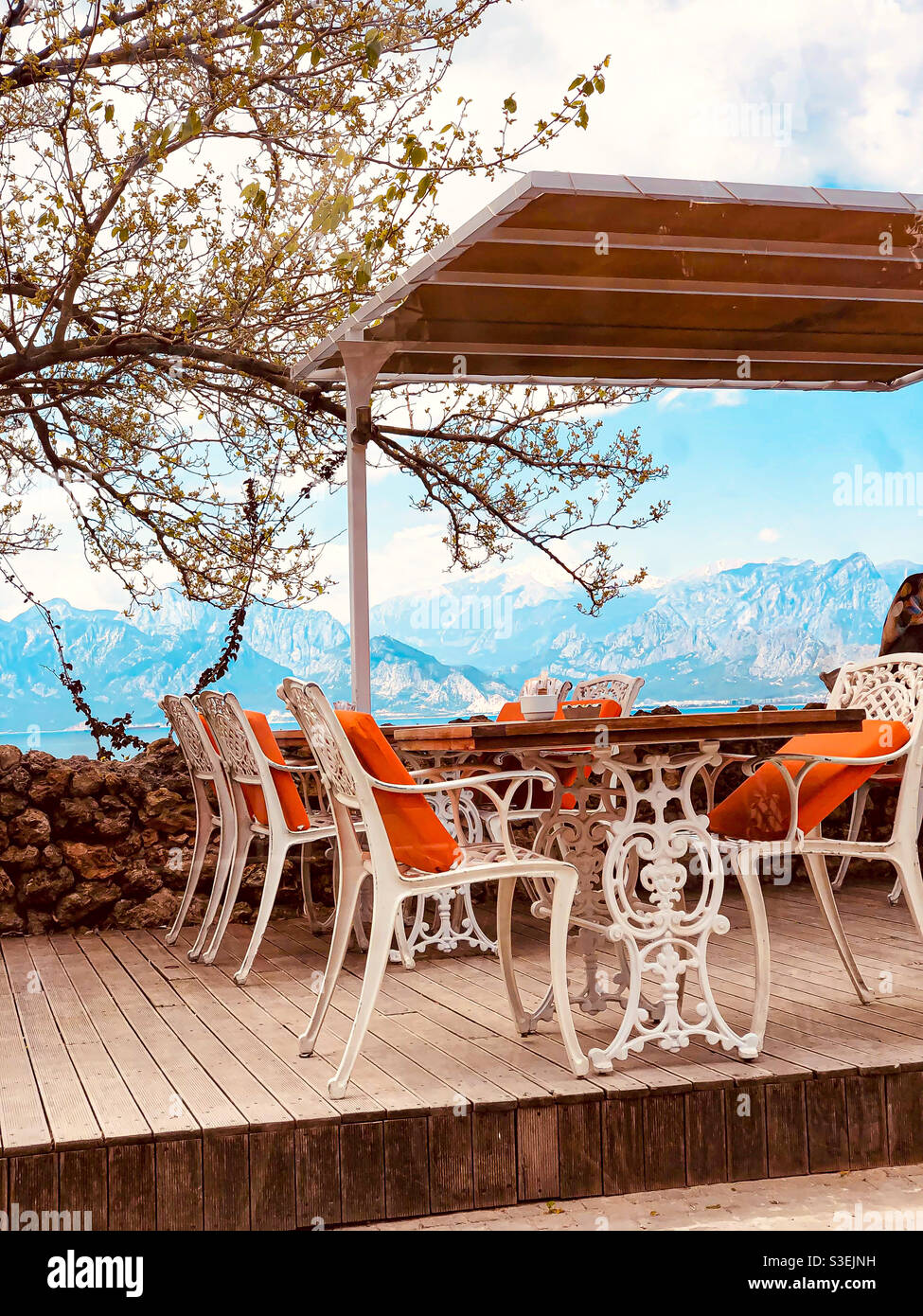 Sitzen in diesem schönen Ort, um eine Tasse zu trinken Kaffee mit einer tollen Aussicht Stockfoto