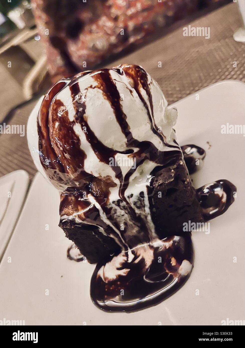 Schokoladen-Brownie mit Eis Stockfoto