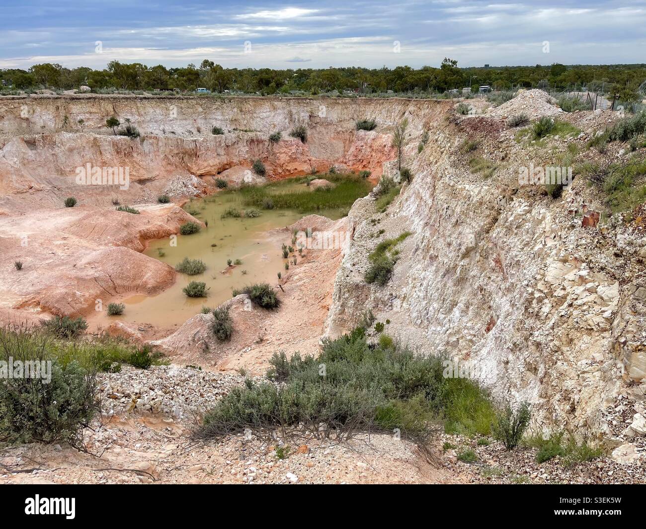 Die offene Opalmine Lunatic Hill in Lightning Ridge, New South Wales, Australien - Smartphone-aufgenommenes Stockfoto