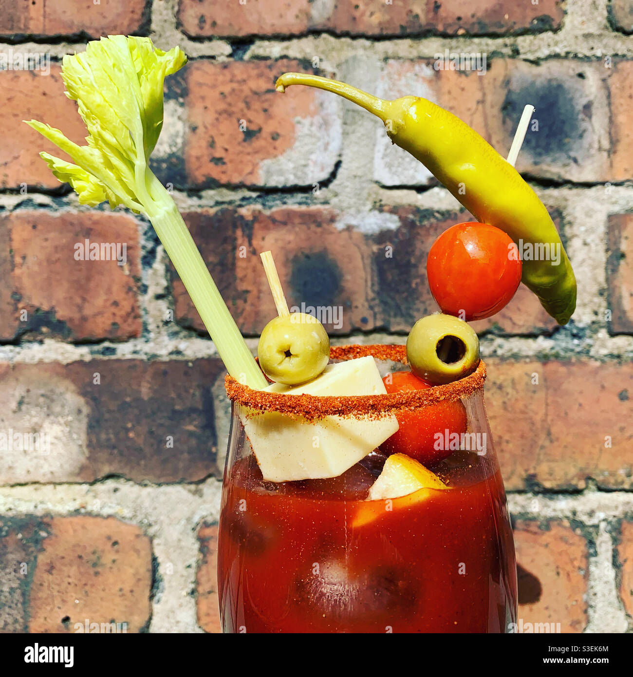 Ein Cocktail von Bloody Mary an einer Backsteinmauer Stockfoto