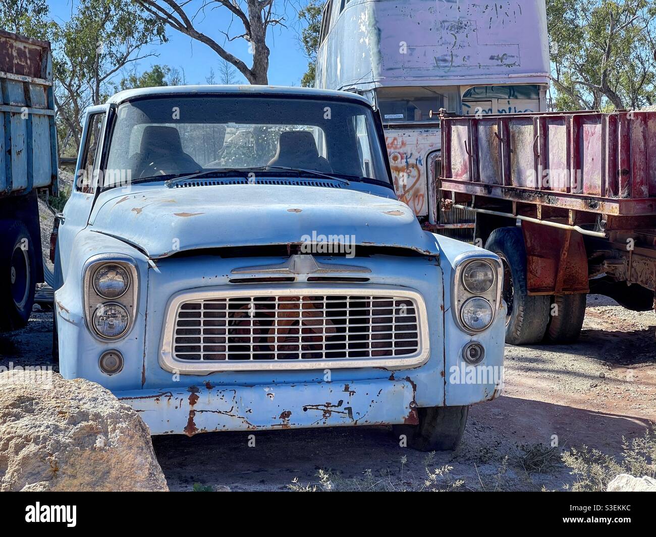 Alter LKW gegen blauen Himmel und Bäume in den Opalbergbaufeldern in der Nähe von Lightning Ridge, New South Wales, Australien - Smartphone-aufgenommenes Stockfoto