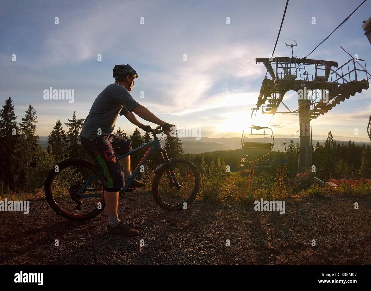 Mountainbike-Tour bei Sonnenuntergang Stockfoto