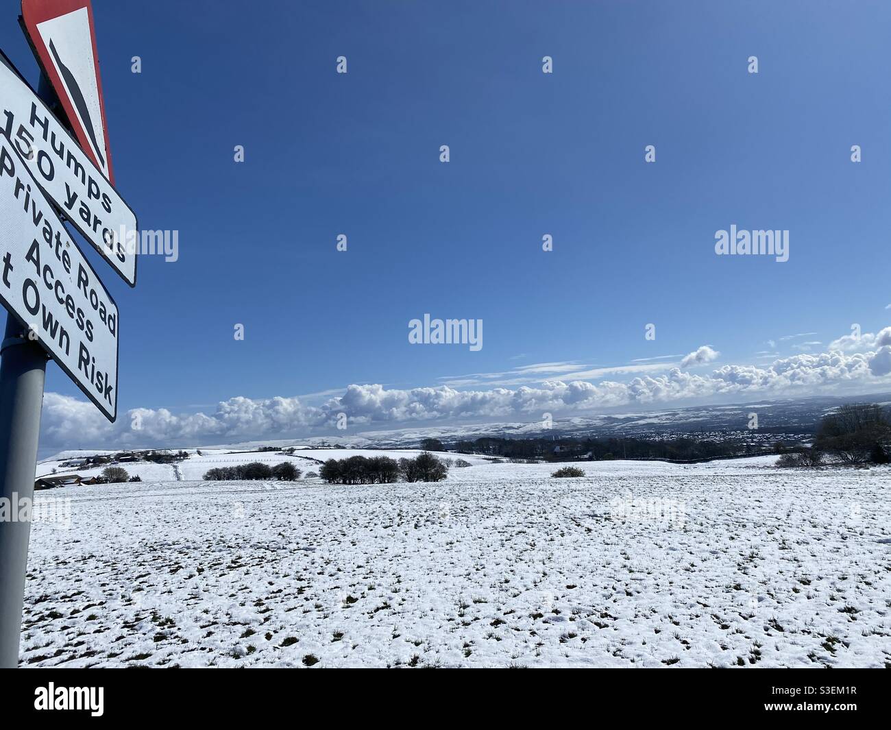 Britische Stadt im Frühling April Schnee Stockfoto