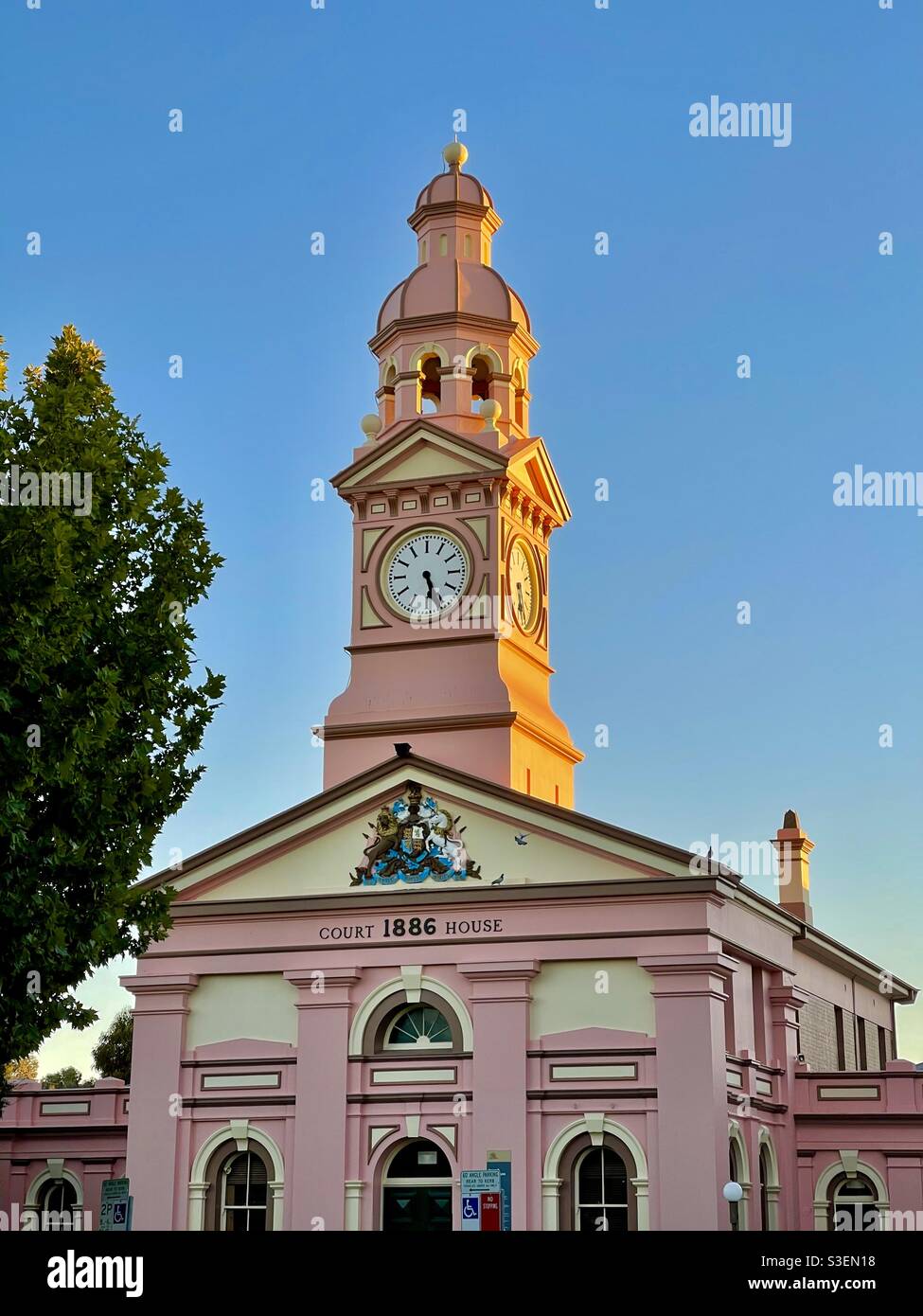 Blick auf das historische Gerichtsgebäude in Inverell, New South Wales, Australien, von der Nachmittagssonne erhellt, vor blauem Himmel - Smartphone-aufgenommenes Stockfoto