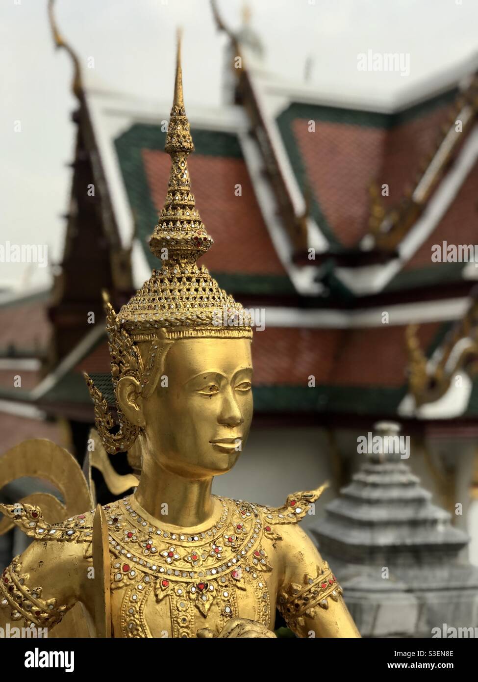 Goldene Buddha-Statue in Thailand - Smartphone-aufgenommenes Stockfoto