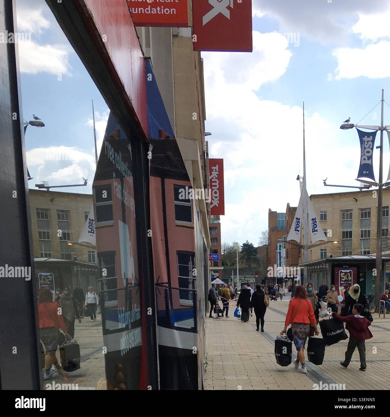 15. April 2021 - Bristol, Großbritannien: Käufer kehren zurück nach der Wiedereröffnung des nicht unbedingt notwendigen Einzelhandels am 12. April, der jüngsten Lockerung der Lockdown-Maßnahmen Englands aufgrund der COVID-19-Pandemie Stockfoto