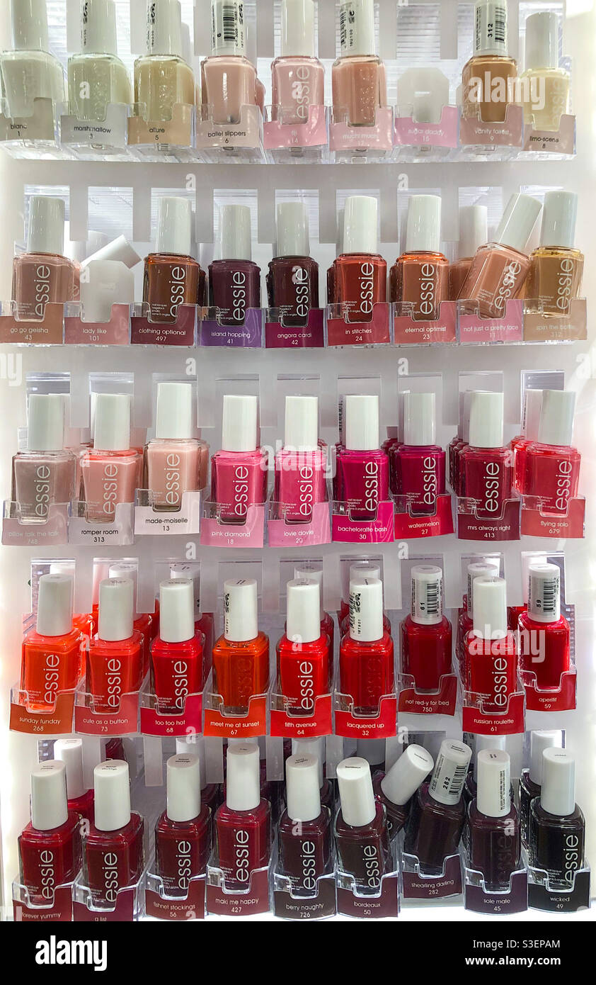 Essie Nagellacke in einem Laden. - Smartphone-aufgenommenes Stockfoto