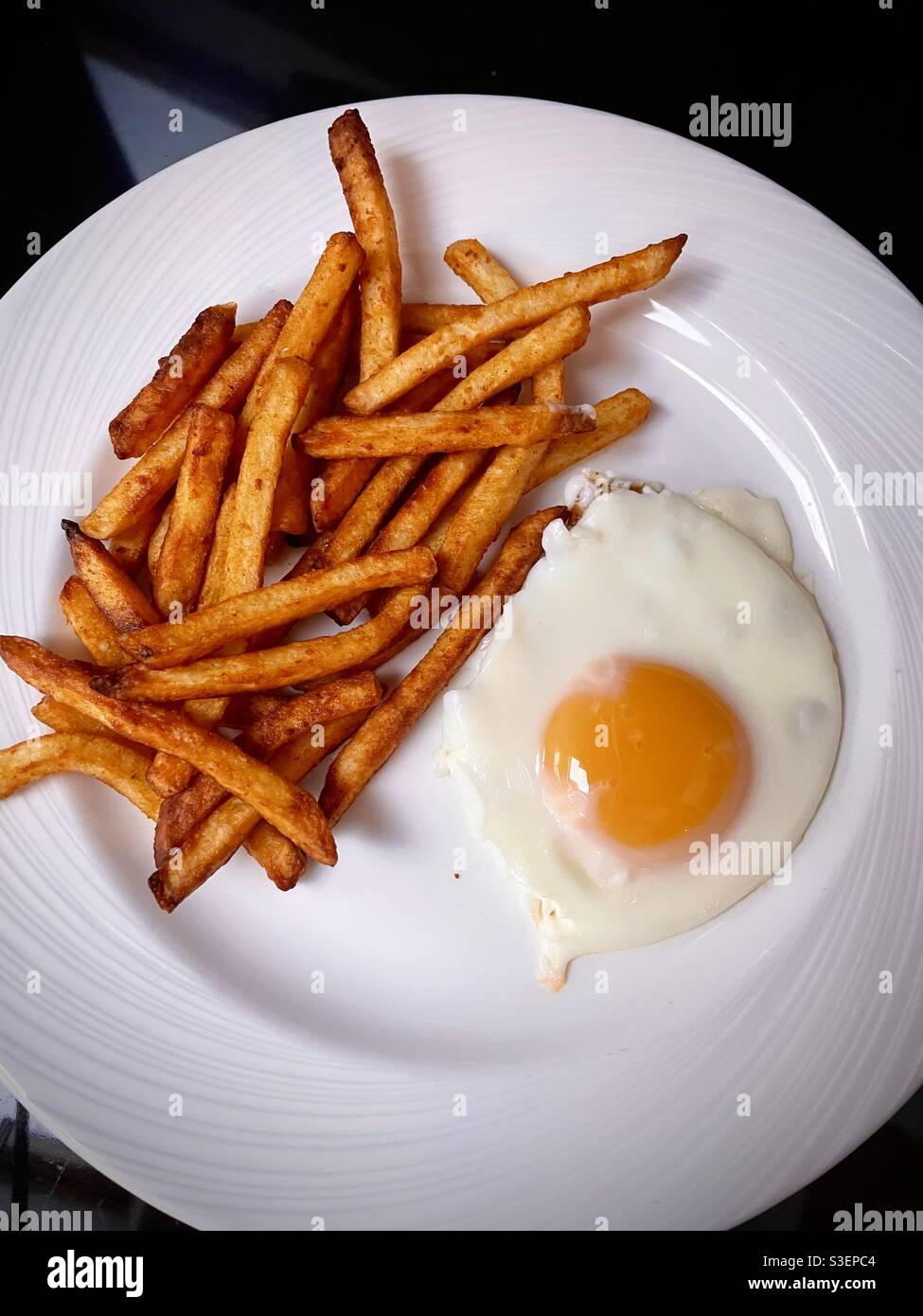 Pommes und Eier zum Abendessen Stockfoto