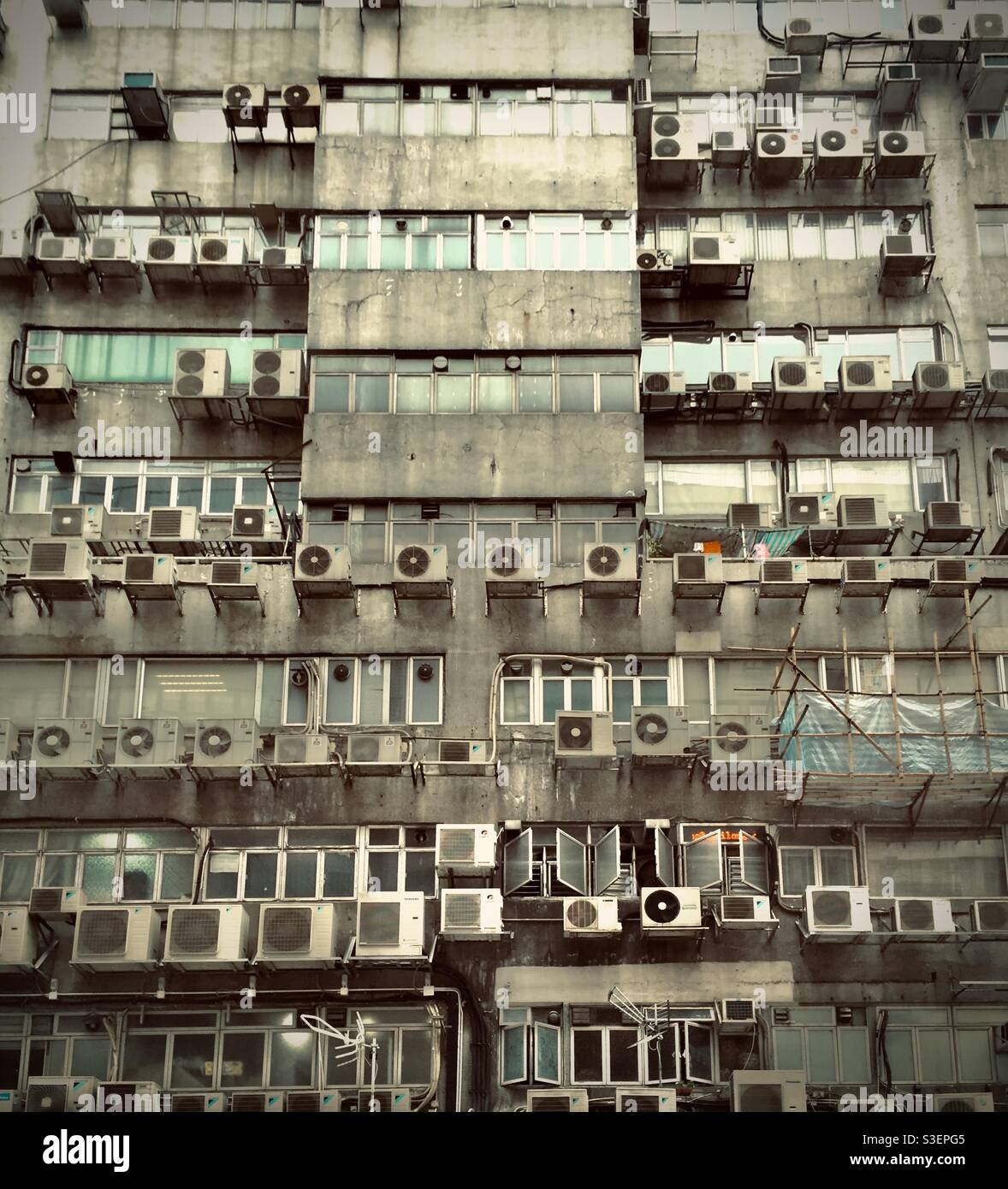Betonwohngebäude in Kowloon, Hongkong, befleckt von Staub, Umweltverschmutzung und Regen Stockfoto