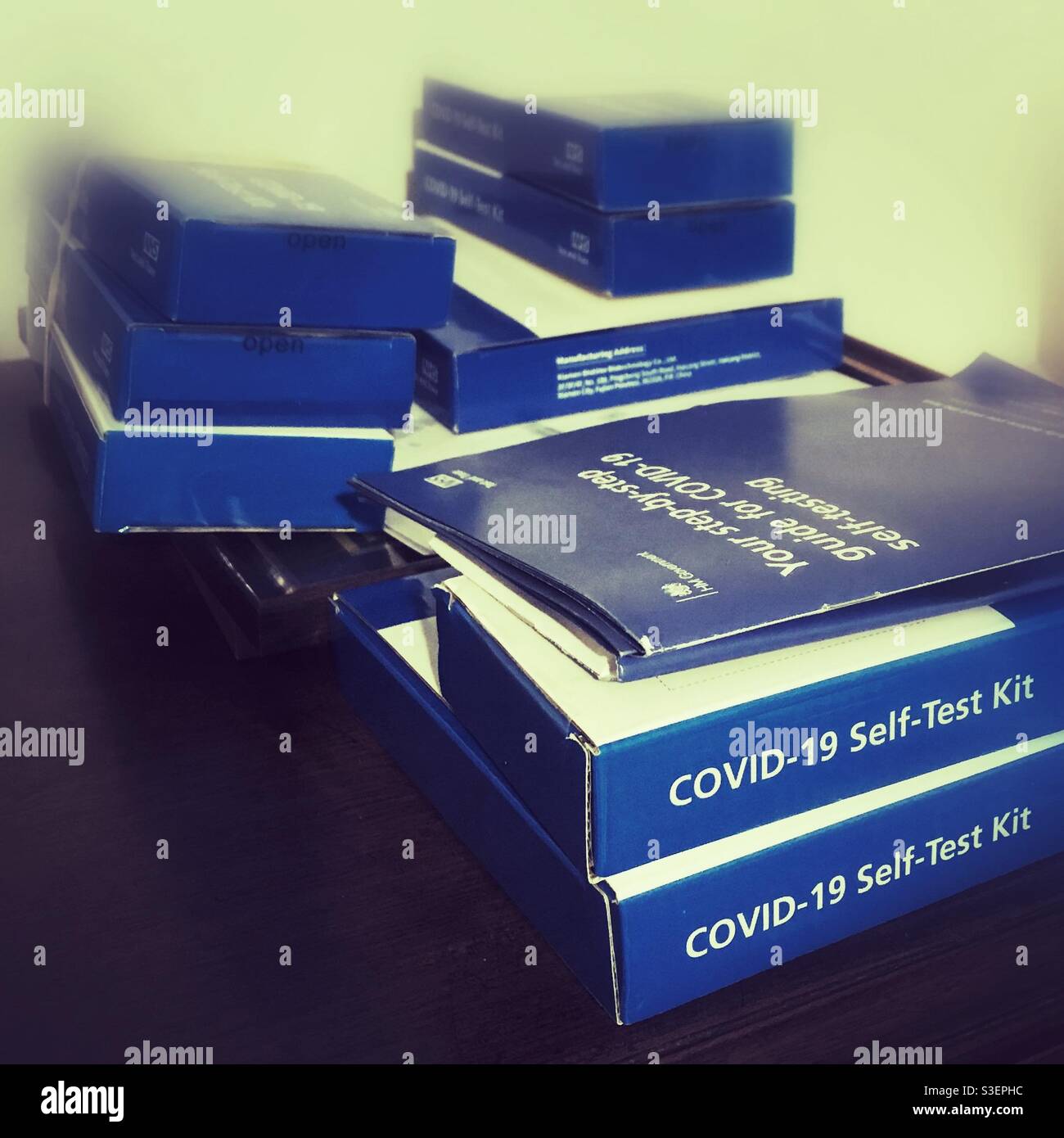 Covid 19 Selbsttest-Kits, seitliche Durchflusstests. Stockfoto