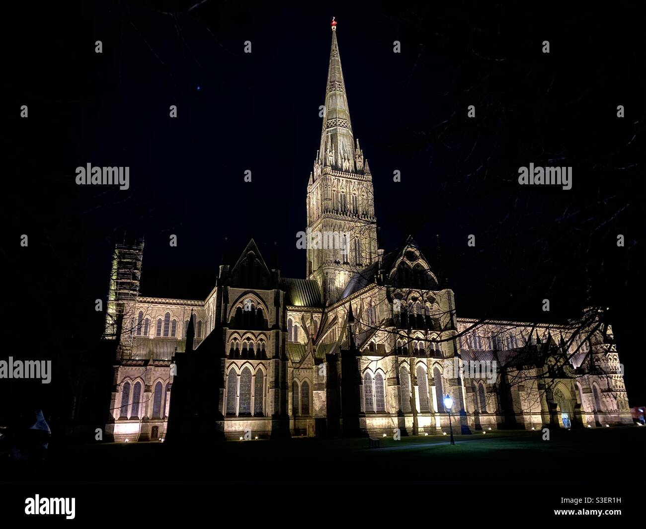 Die Kathedrale von Salisbury ist nachts geöffnet Stockfoto