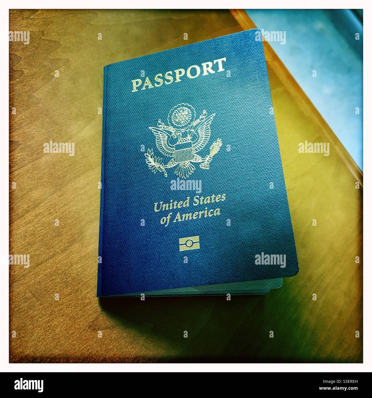 US-Pass auf einem Tisch - Smartphone-aufgenommenes Stockfoto