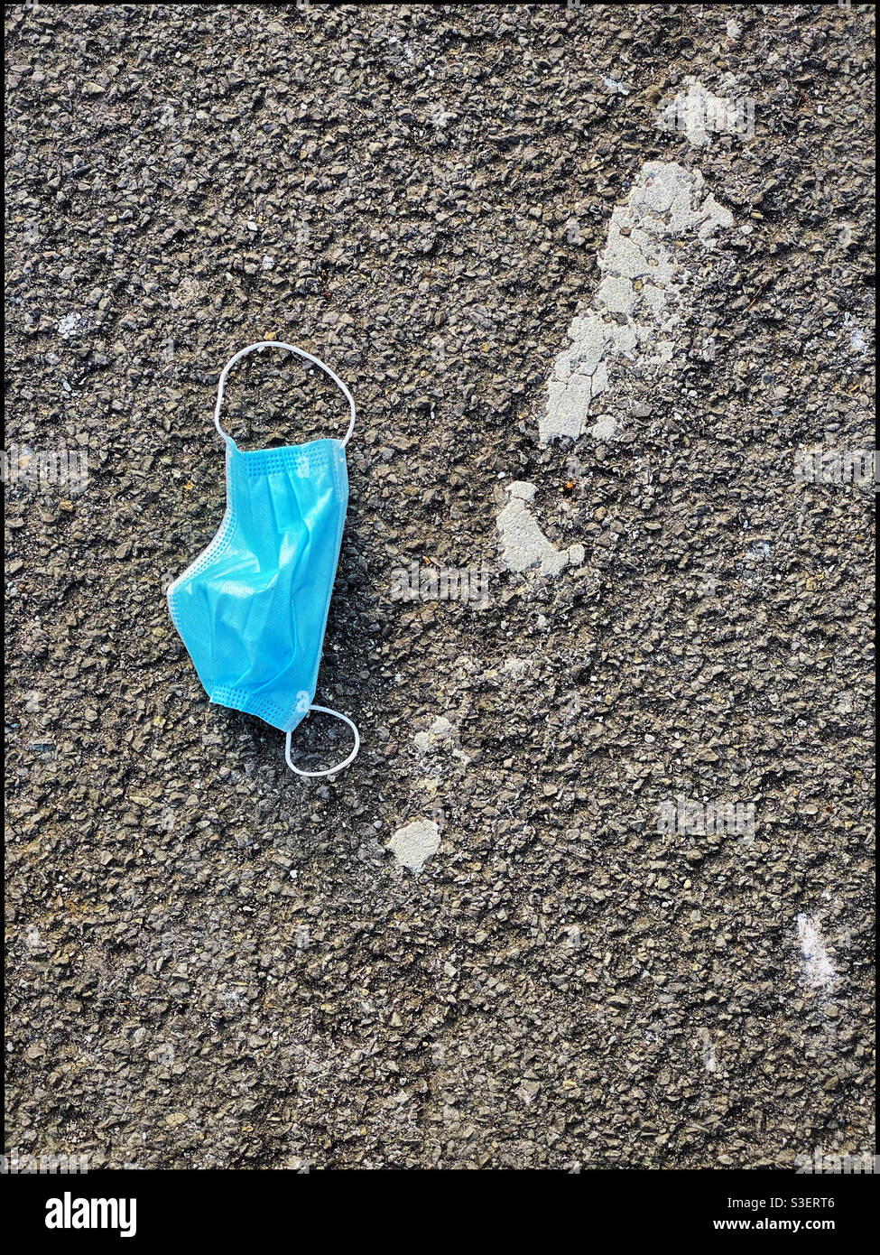 Eine weggeworfene Gesichtsmaske - weggeworfen und verlassen, um die Umwelt zu verschmutzen. Leider ein vertrauter Anblick und ein Ergebnis der globalen Covid-19-Pandemie. Foto ©️ COLIN HOSKINS. Stockfoto