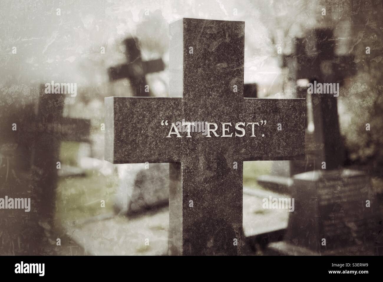 Grabsteine und Kreuze in einem gespenstischen und beängstigenden Kirchhof oder Friedhof Stockfoto