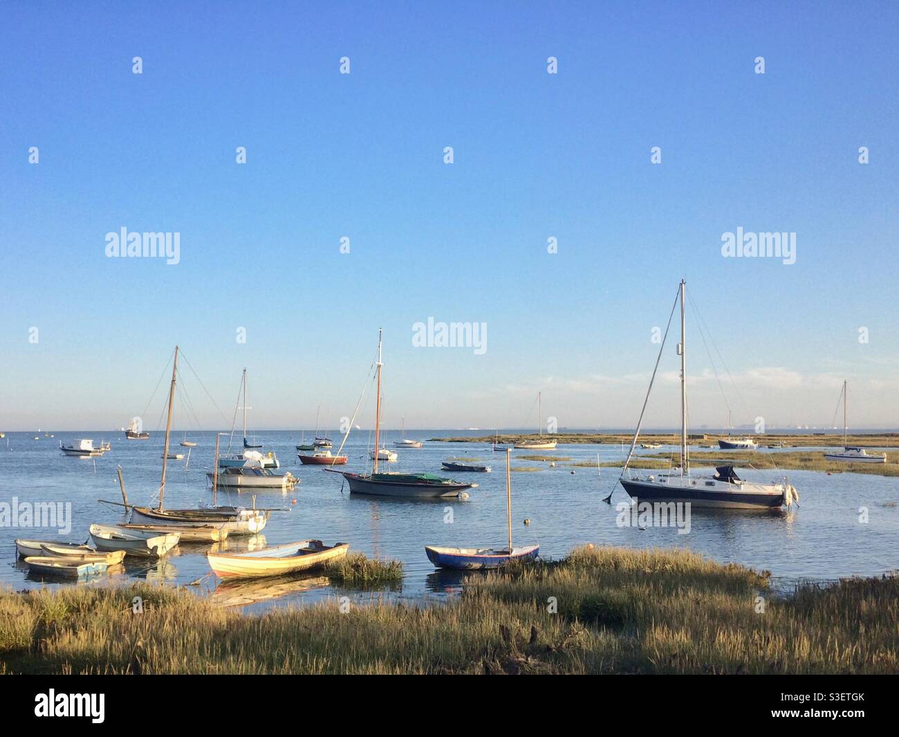 Sonniger Tag mit kleinen Booten vor Anker in Leigh-on-Sea, mit Canvey Insel im Hintergrund. - Smartphone-aufgenommenes Stockfoto