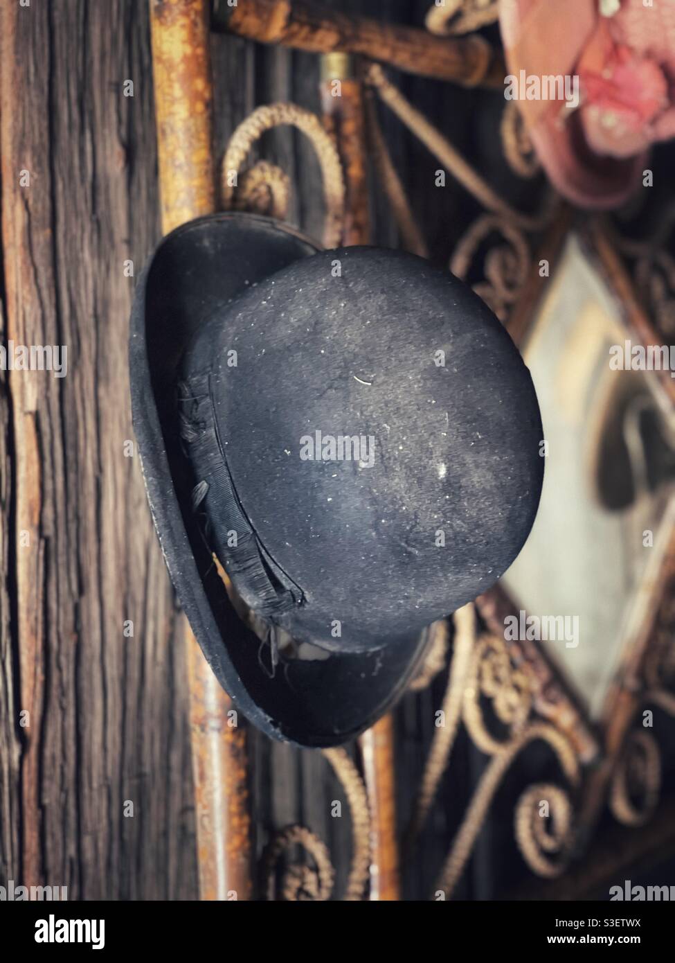 Verstaubte alte Melone auf einem Hutständer - Smartphone-aufgenommenes Stockfoto