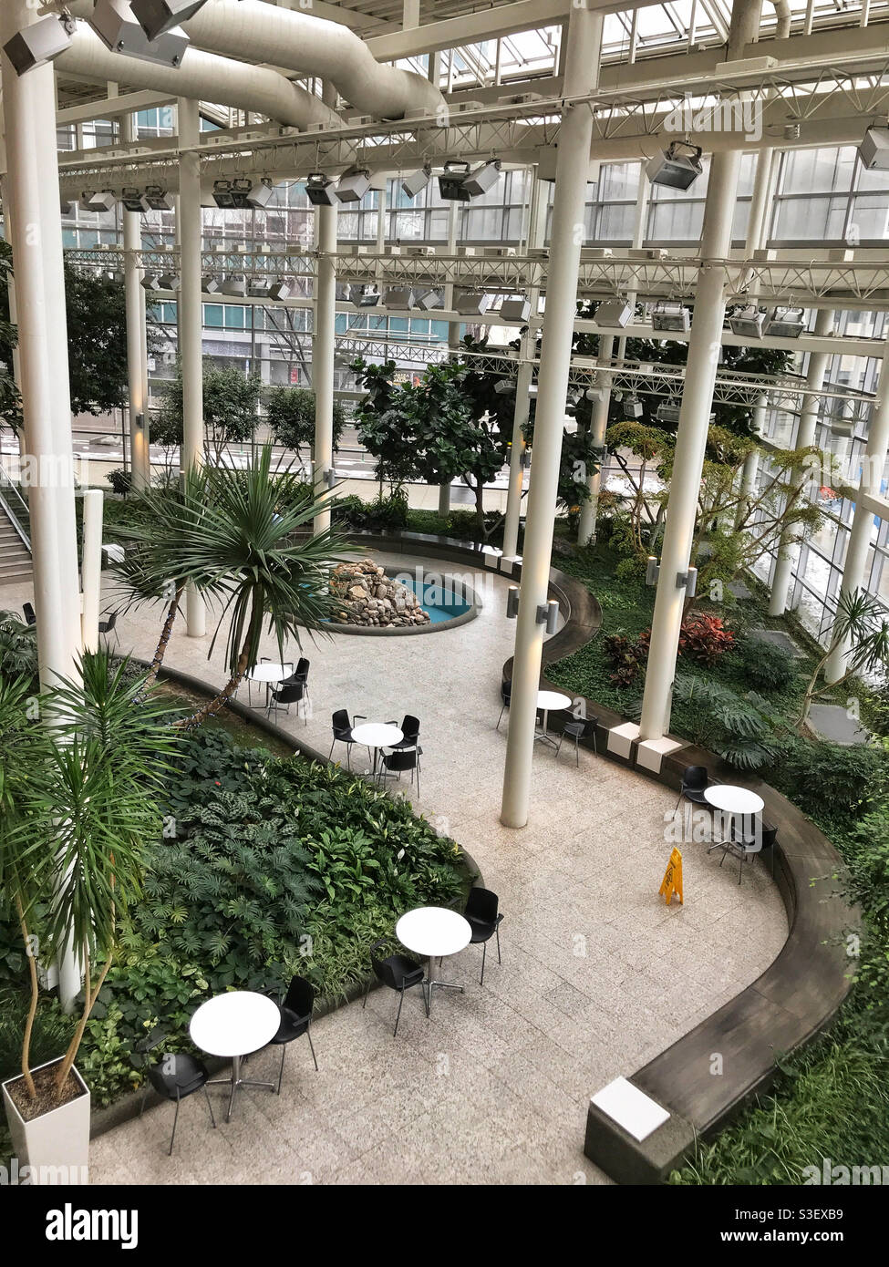 Da so viele Menschen von zu Hause aus arbeiteten, waren menschenleere Sitzbereiche die Norm in den Bürogebäuden in der Innenstadt von Calgary. Calgary, Alberta, Kanada. - Smartphone-aufgenommenes Stockfoto
