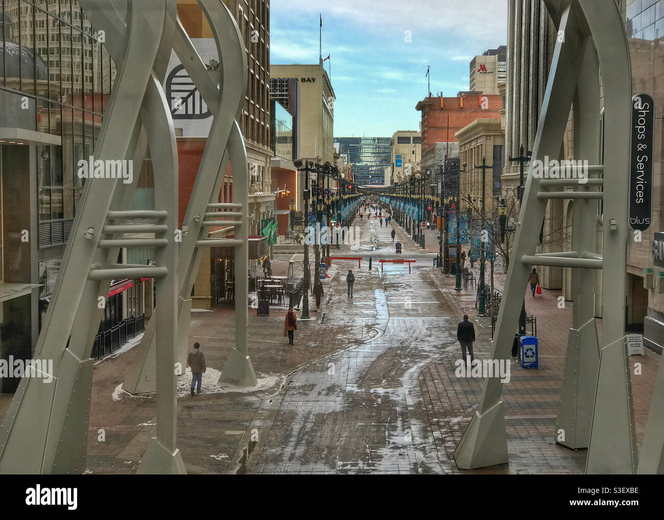 Blick vom Plus15-Laufstegsystem der Innenstadt von Calgary auf die Stephen Avenue. Calgary, Alberta, Kanada. Stockfoto