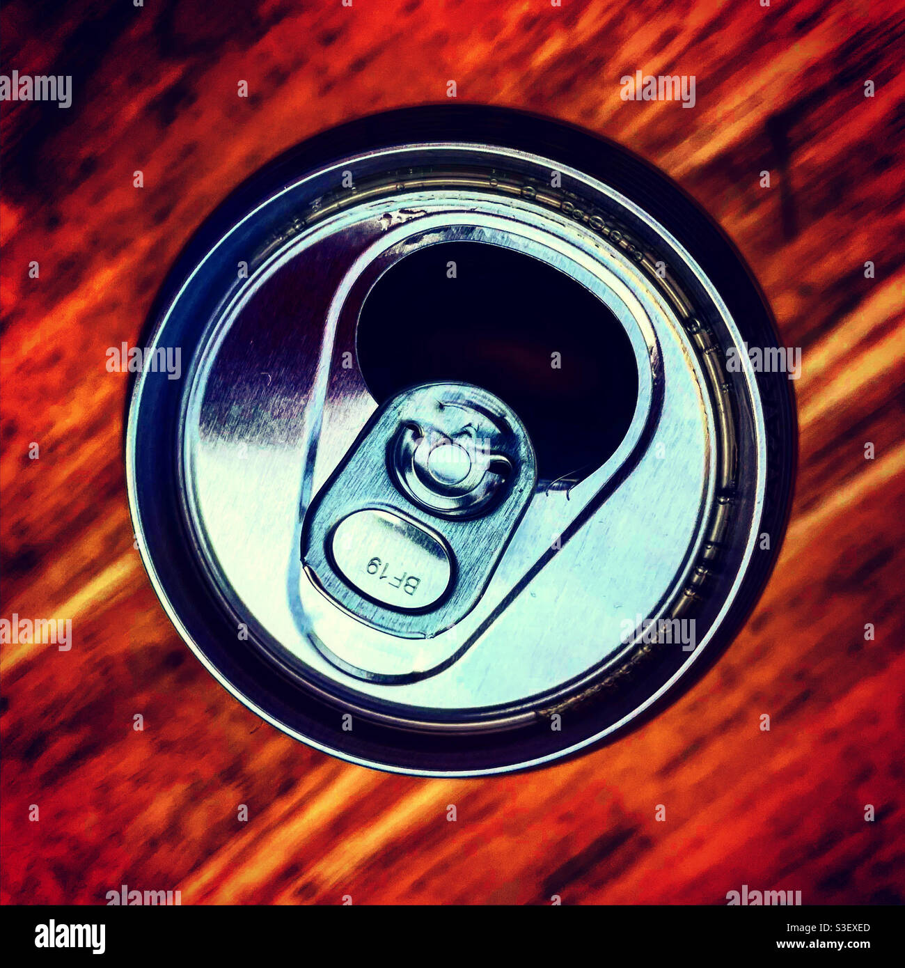 Soda Inox kann von oben auf einem Holztisch sehen - Smartphone-aufgenommenes Stockfoto