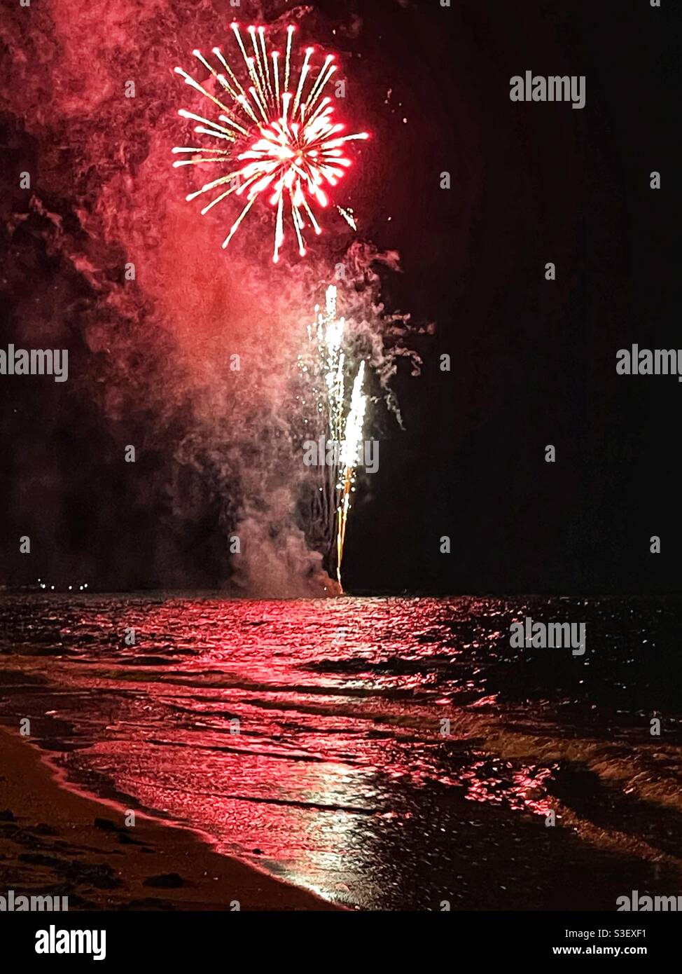 Feuerwerk über dem Strand - Redcliffe, Queensland, Australien Stockfoto