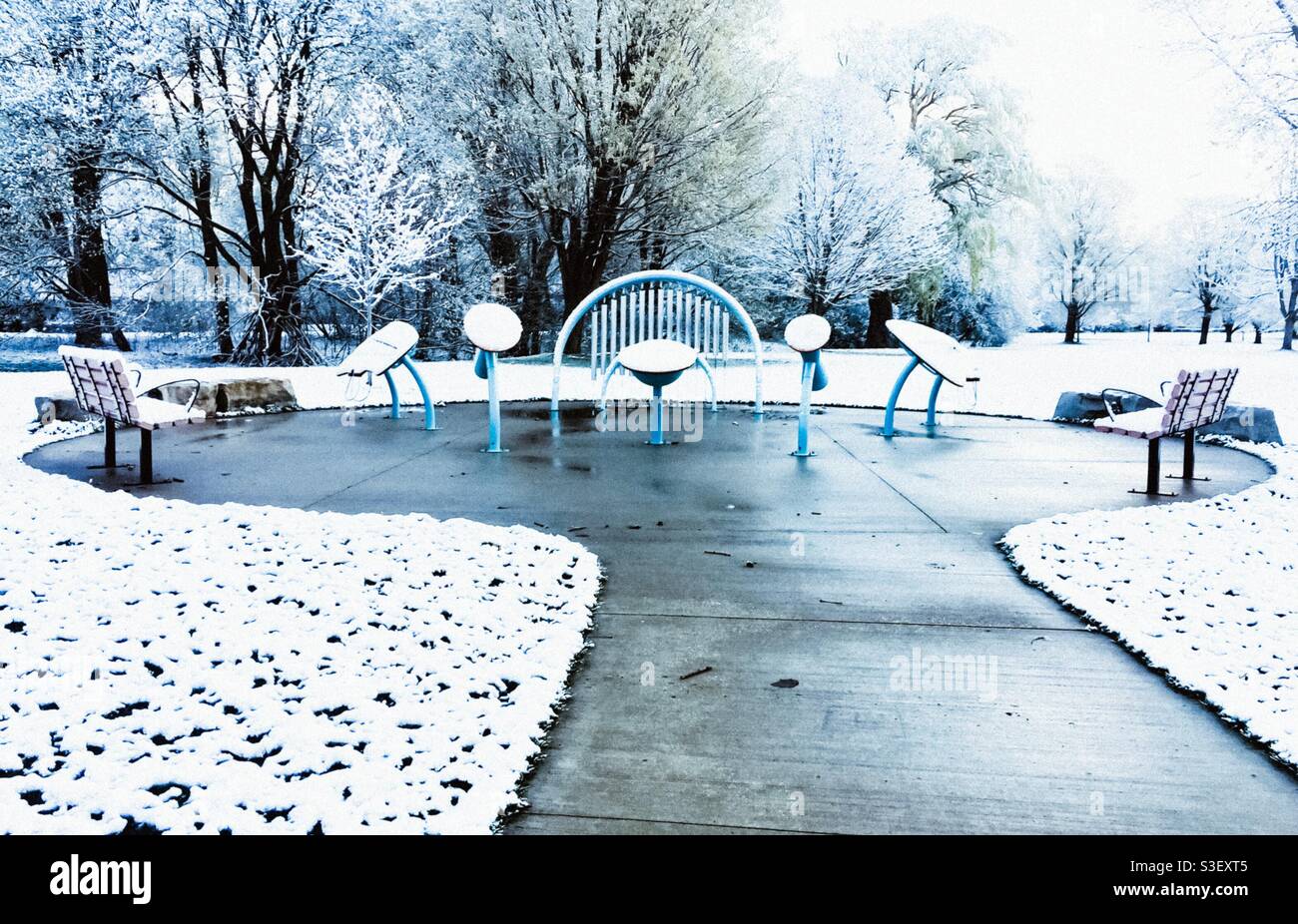 Musik im Winter im Freien, Ontario, Kanada. Die Bühne steht im Neuschnee. Warten auf einige Hardy Musiker und Zuhörer. Konzepte: Spiel, Kunst, Musik, Kultur, Natur, Kommunikation Stockfoto