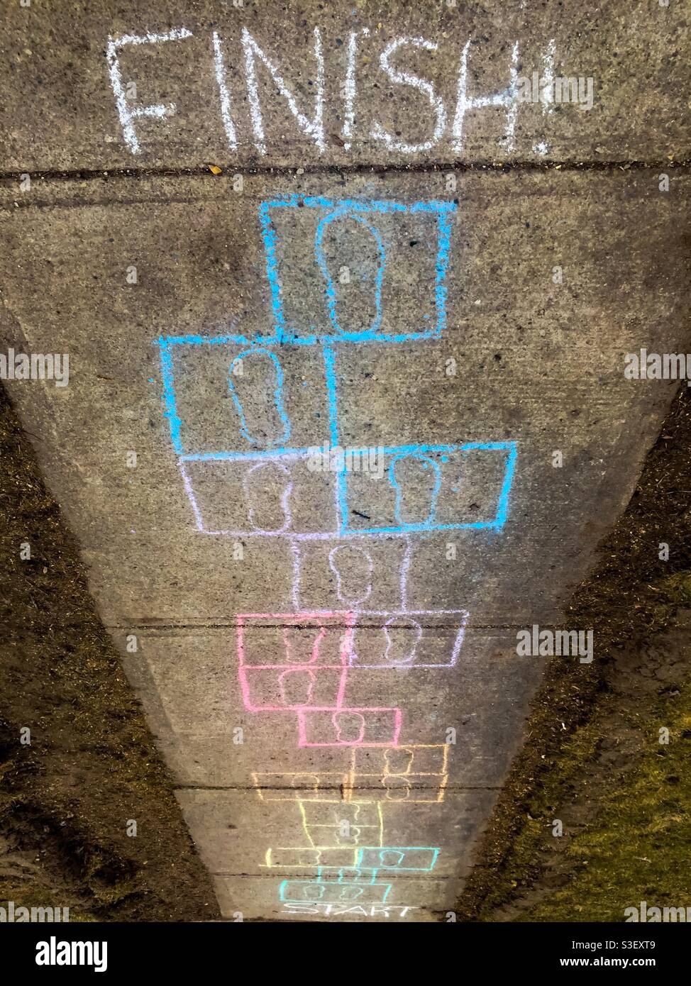 Eine klassische Hopscotch-Vorlage, die mit Kreide in vielen Farben auf einem Bürgersteig gezeichnet wurde, Ontario, Kanada. Nur Ende ist vorhanden. Noch keine Kinder. Regen wird ihn in kürzester Zeit wegwaschen. - Smartphone-aufgenommenes Stockfoto