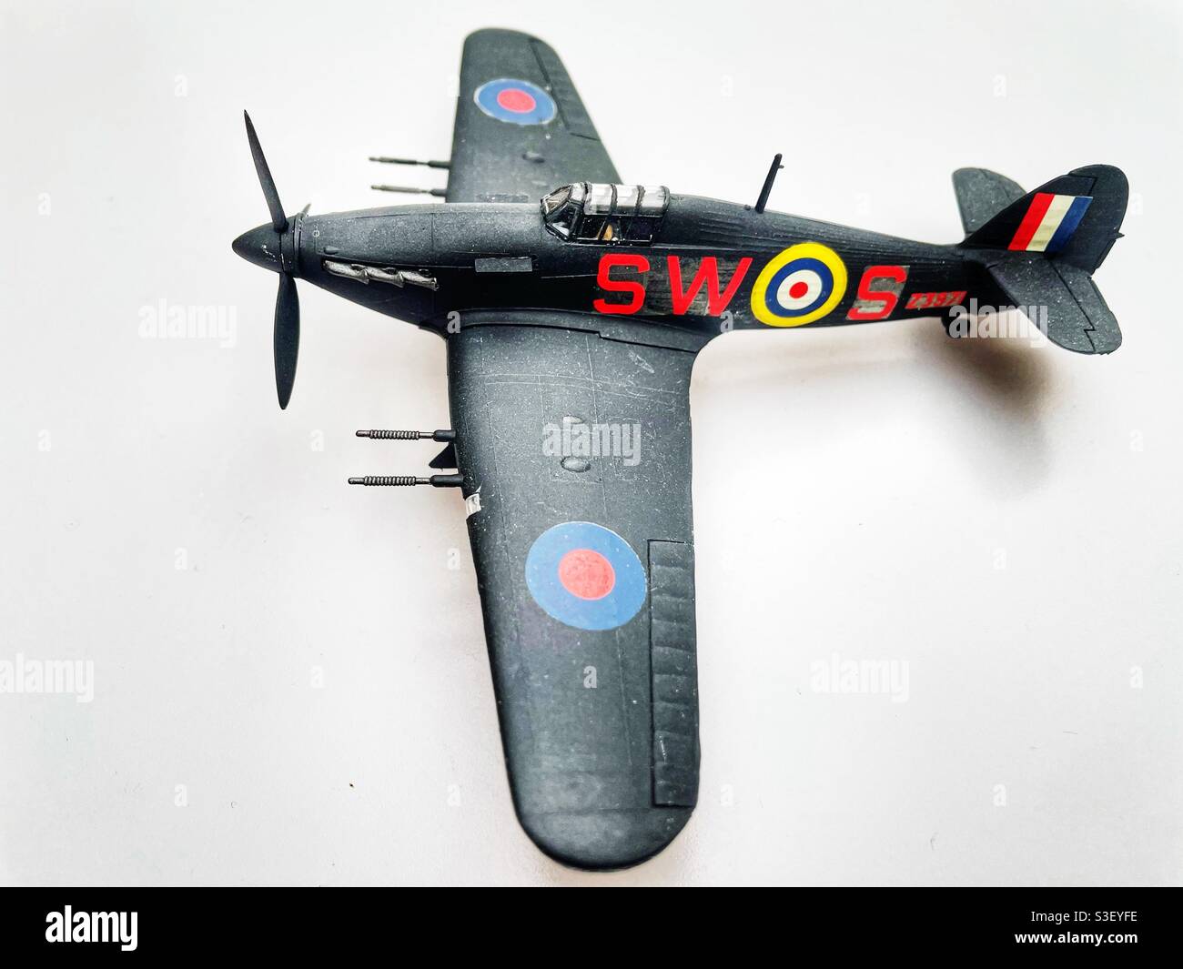 Hawker-Kampfflugzeug im Maßstab 1:1/72, Modell des 2. Weltkriegs mit dem Typ „der - Smartphone-aufgenommenes Stockfoto