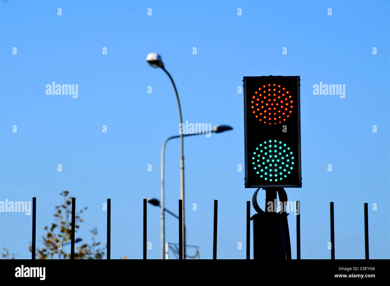 Funktionierende Ampel auf einem Hintergrund von klarem Himmel - Smartphone-aufgenommenes Stockfoto