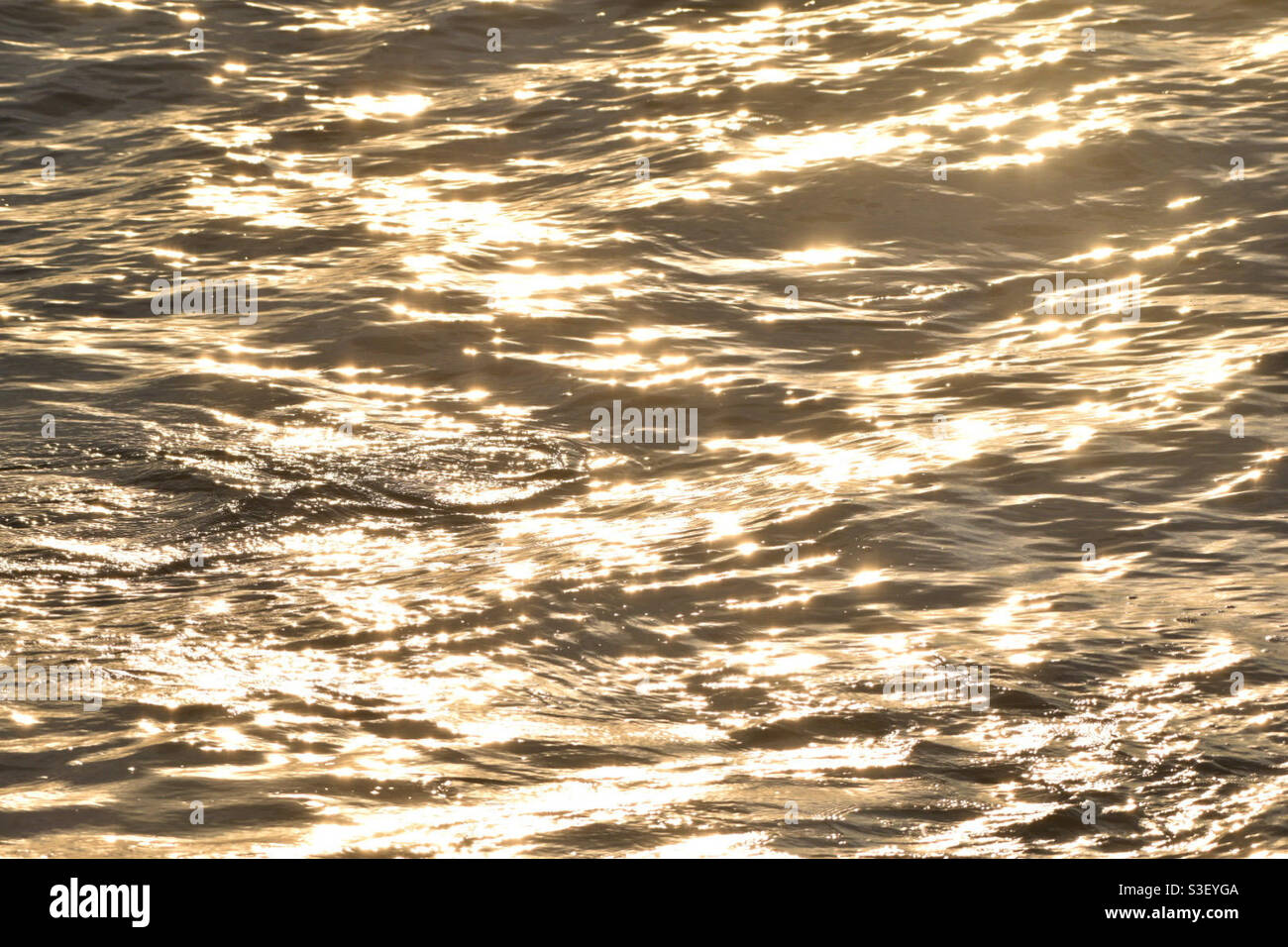 Aberystwyth, West Wales, Großbritannien. Sonntag, 25. April 2021. Wetter: Ein atemberaubender Sonnenuntergang über der Goldenstunde in Aberystwyth. Bildnachweis ©️ Rose Voon. Stockfoto