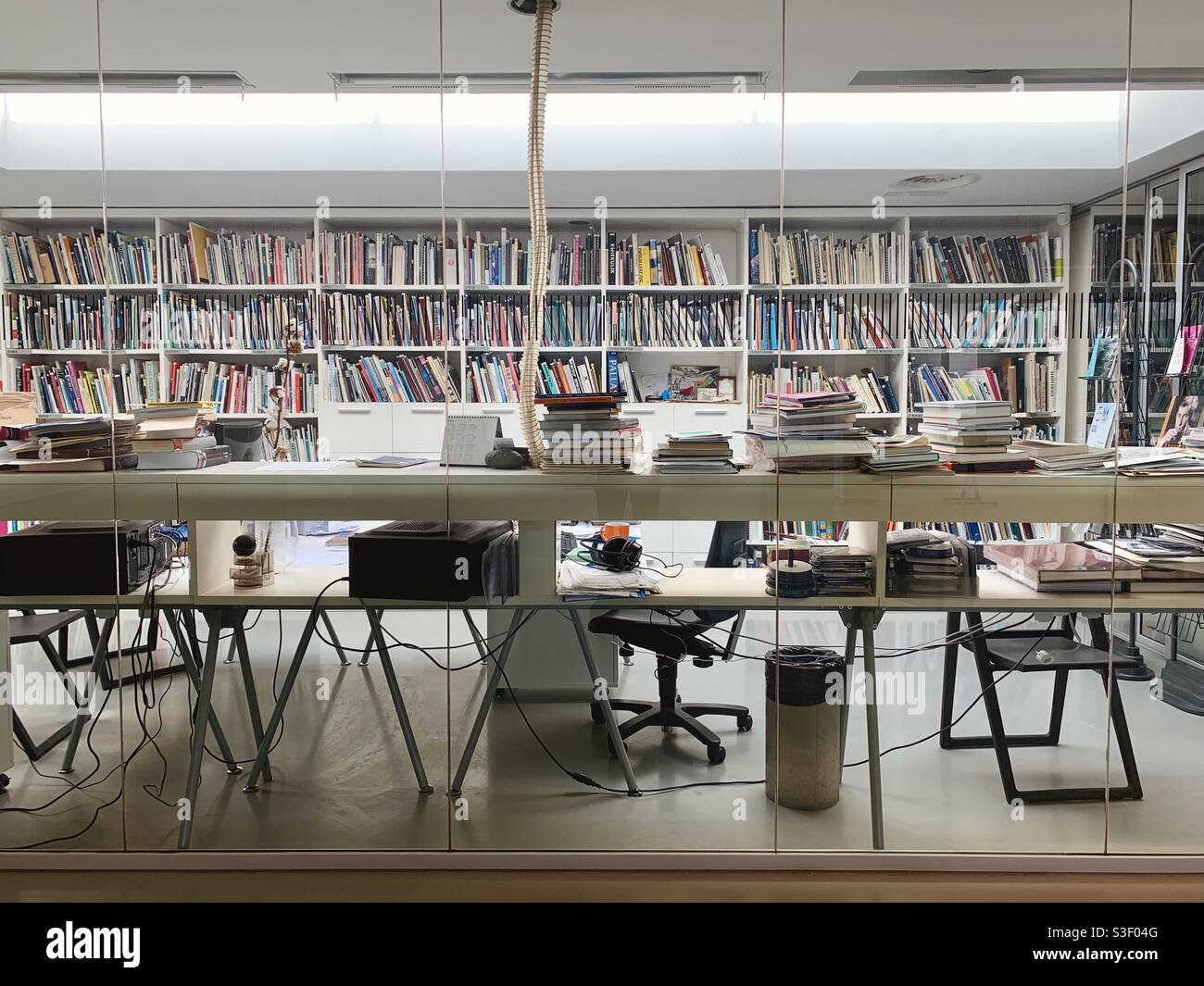 Blick auf das leere Büro in der Mitte mit Bücherregalen Stockfoto