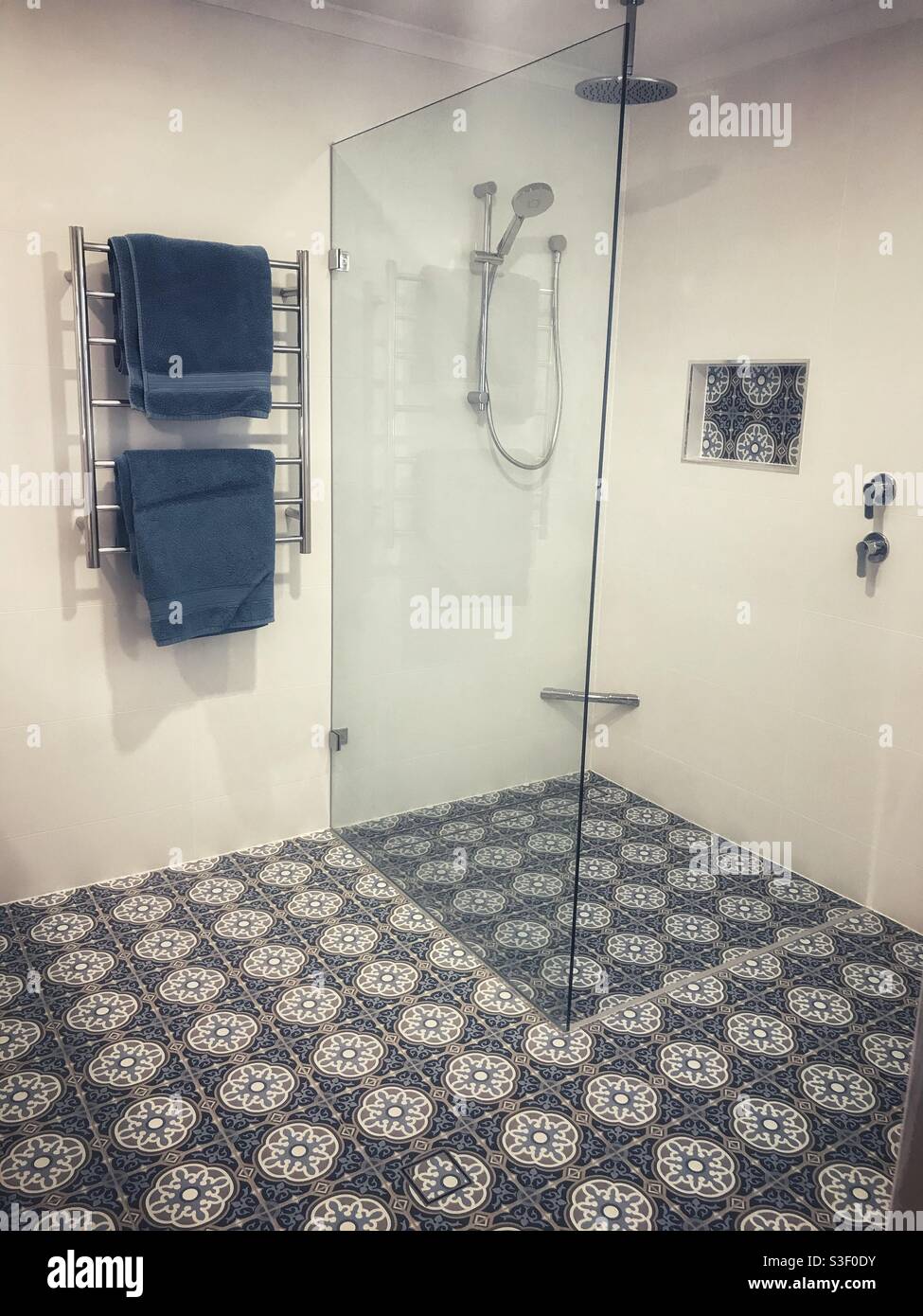 Dusche und Fliesenboden im Badezimmer in Brisbane, Australien - Smartphone-aufgenommenes Stockfoto
