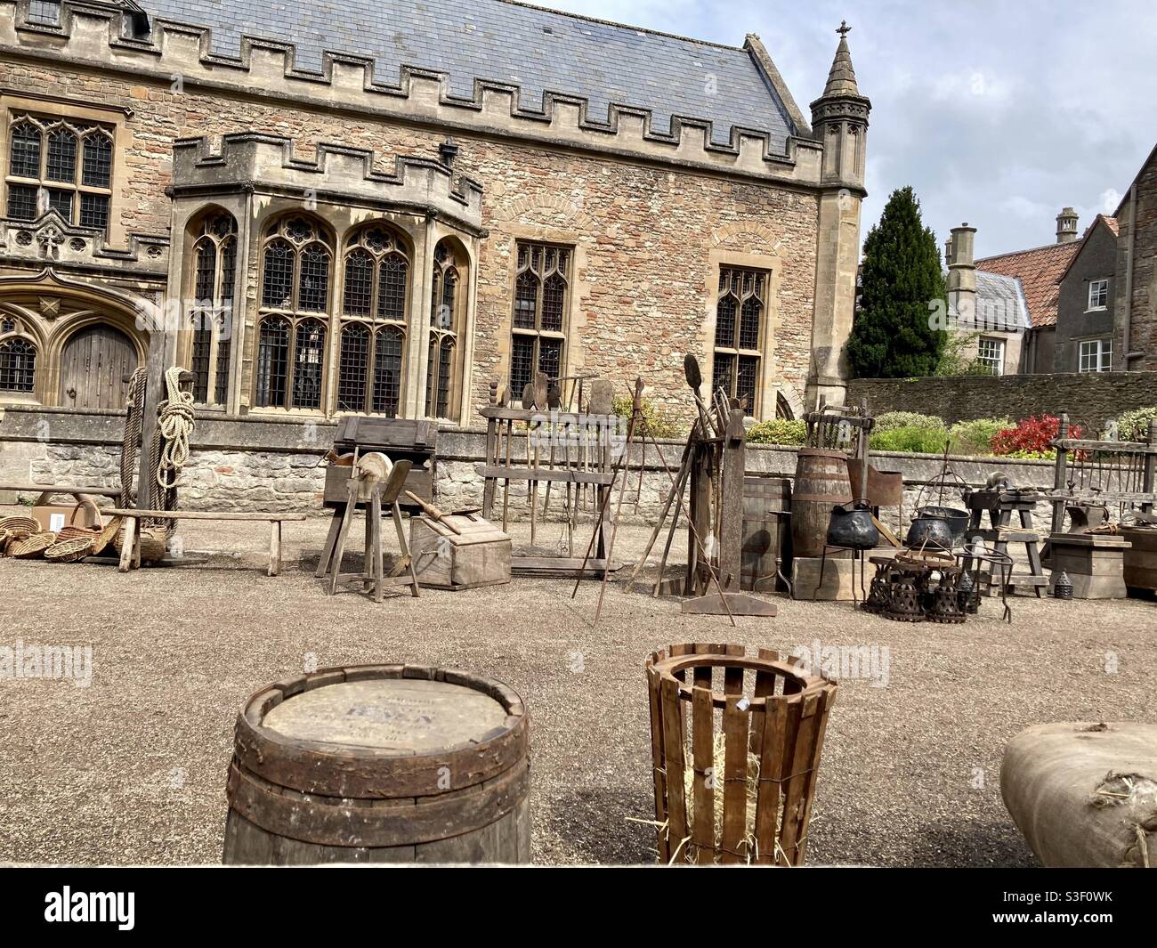 Dreharbeiten ‘Becoming Elizabeth’ TV-Serie (Story of a Tudor Queen) am 28/04/21 in Wells, Somerset, England, Großbritannien Stockfoto