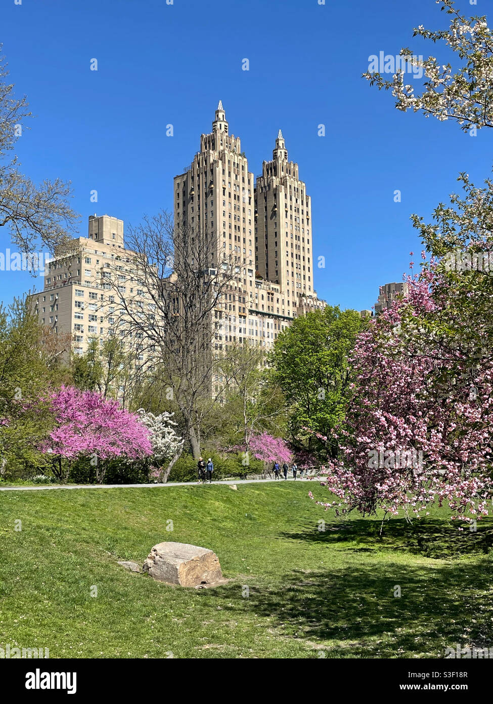 Das Eldorado Apartmenthaus liegt im Central Park West in der Nähe der blühenden Kwanzan Kirschbäume des Central Park, NYC, USA Stockfoto