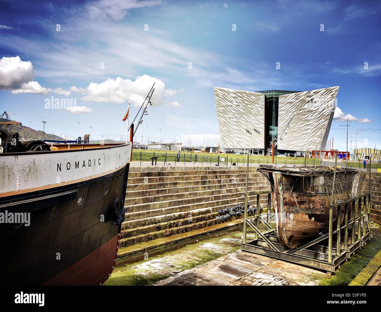 SS Nomadic mit Titanic Belfast im Hintergrund. Nomadic war ein Tender für den Liner Titanic Stockfoto
