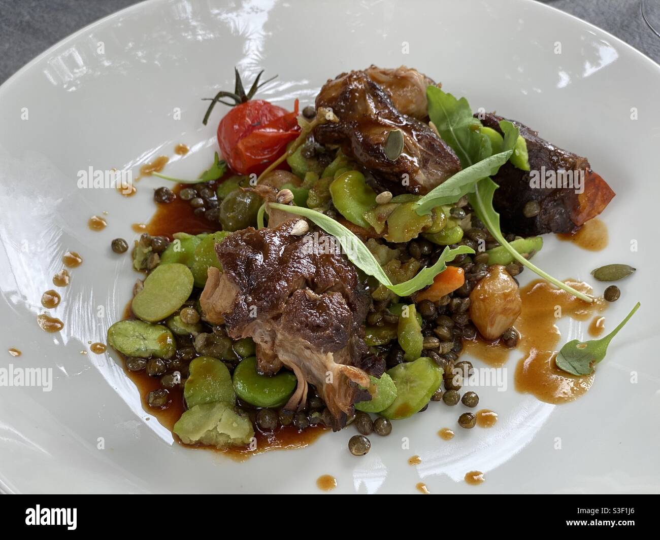 Rindersteak mit grünen Bohnen, Tomaten und grünen Erbsen - Smartphone-aufgenommenes Stockfoto
