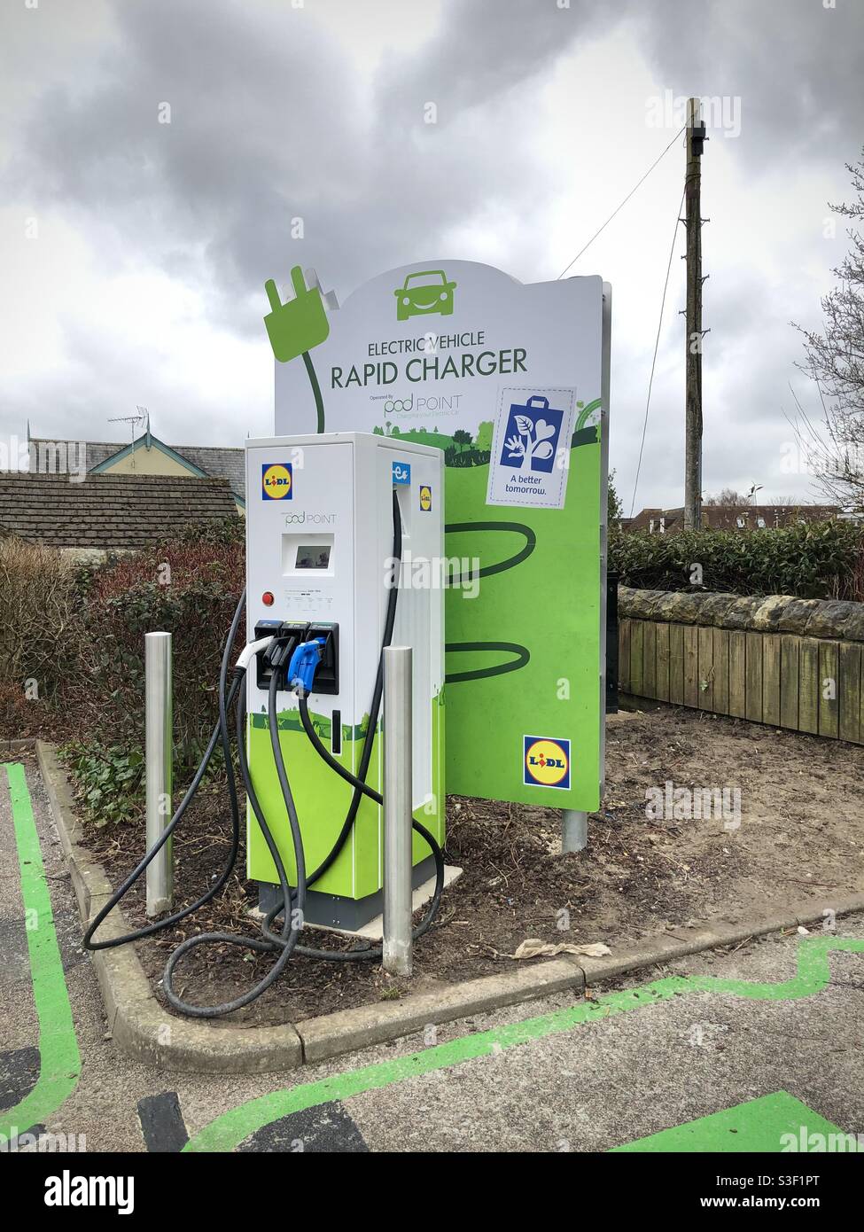 Eine Schnellladestation für Elektrofahrzeuge, die in einem Lidl-Parkplatz in Crowborough, East Sussex, Großbritannien, installiert ist. - Smartphone-aufgenommenes Stockfoto