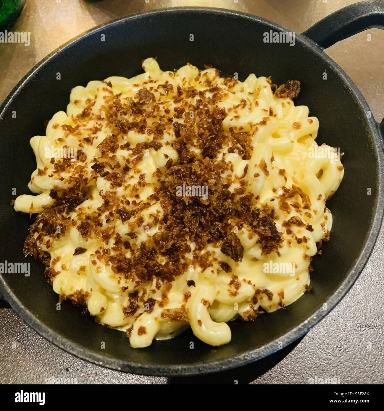 Mac & Käse auf einer Pfanne. Stockfoto